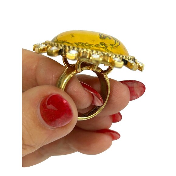 Betsy Johnson Tea Party Fashion Ring Vtg 7 Lucite Crystals Gold Tone Signed - Picture 5 of 17